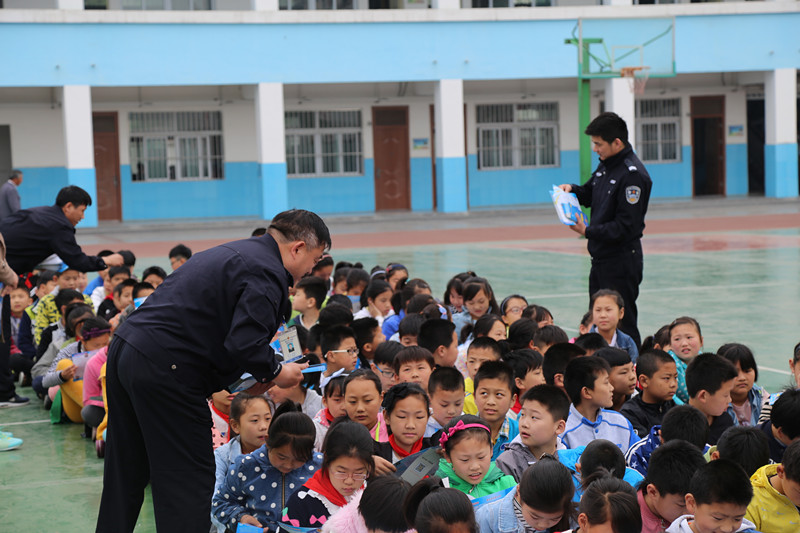 春华小学举行升旗仪式暨法制报告会_校园生活_新沂市春华小学