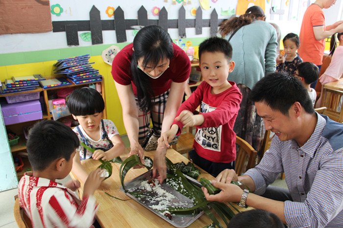 快乐端午节浓浓亲子情新沂市妇联幼儿园开展端午节亲子活动