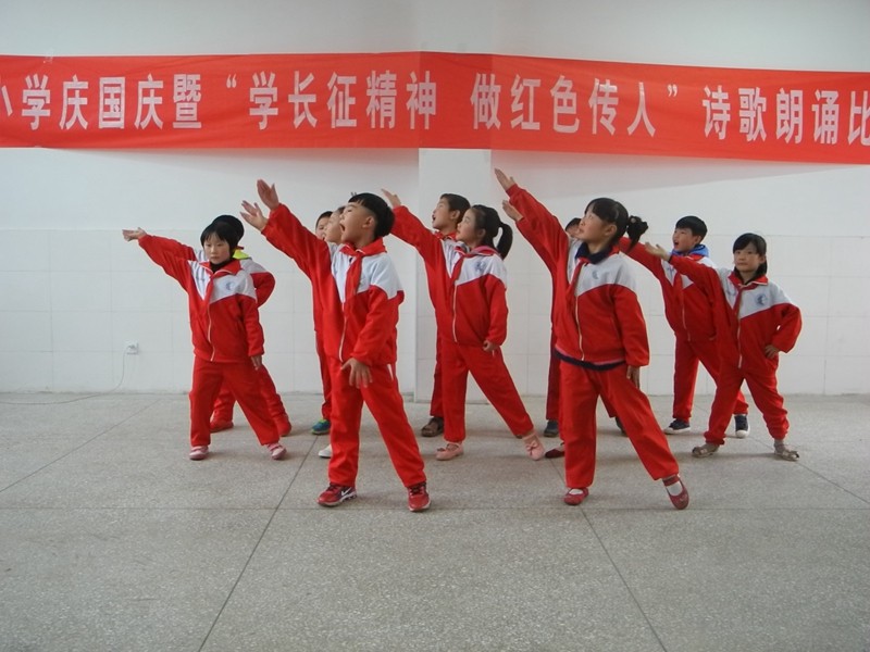 草桥镇沂河小学举办"学长征精神,做红色传人"诗歌朗诵比赛活动