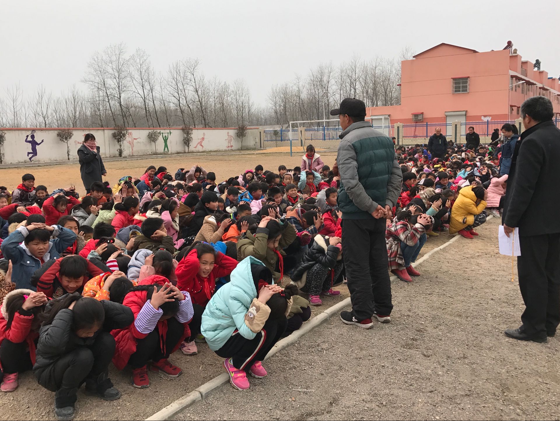 双庙小学进行地震应急疏散演练