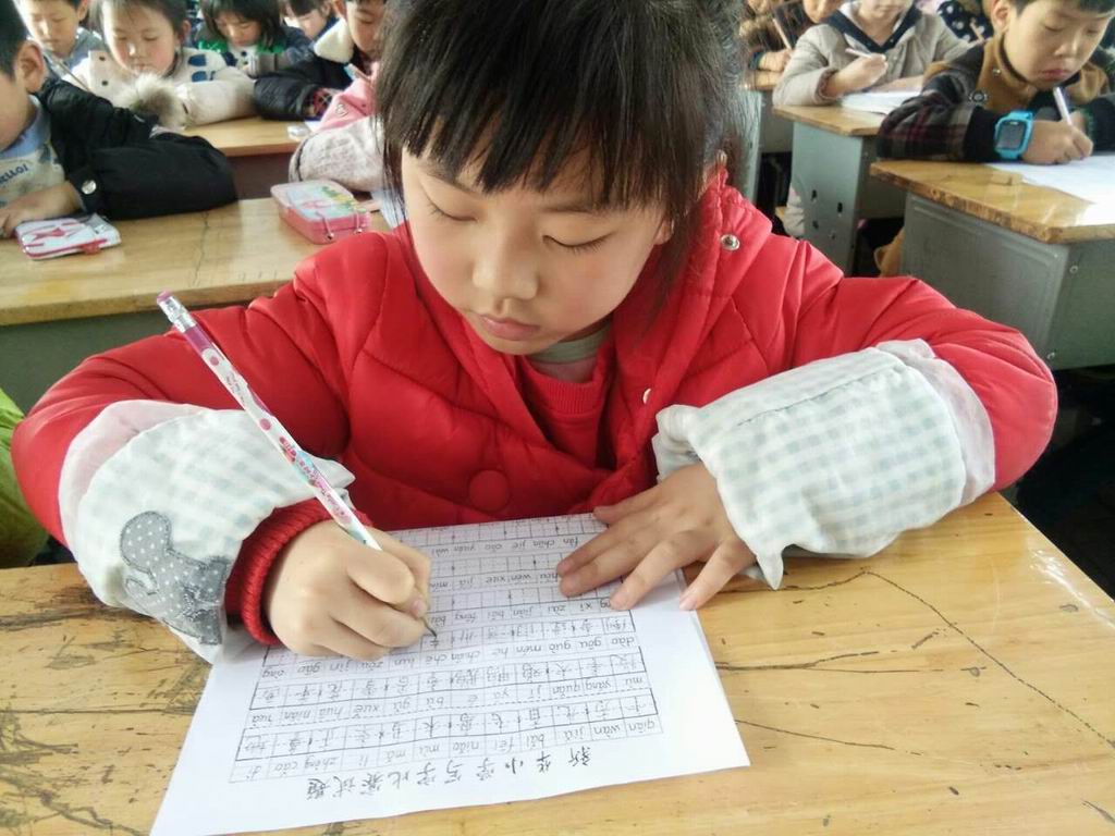 正确的握笔姿势 幼儿学写字教程_伊秀视频|yxlady.com