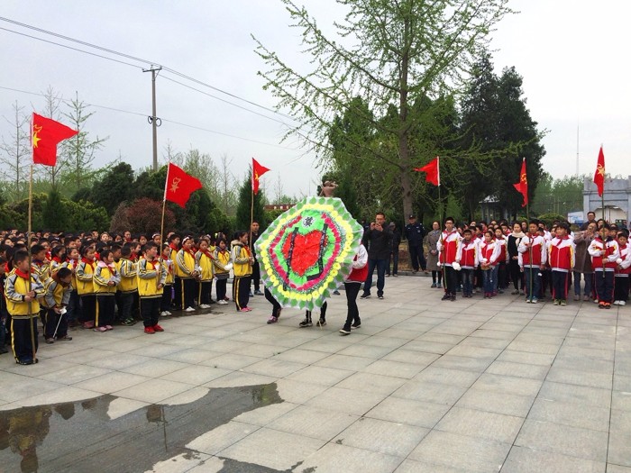 邵店镇中心小学举行祭扫烈士墓活动