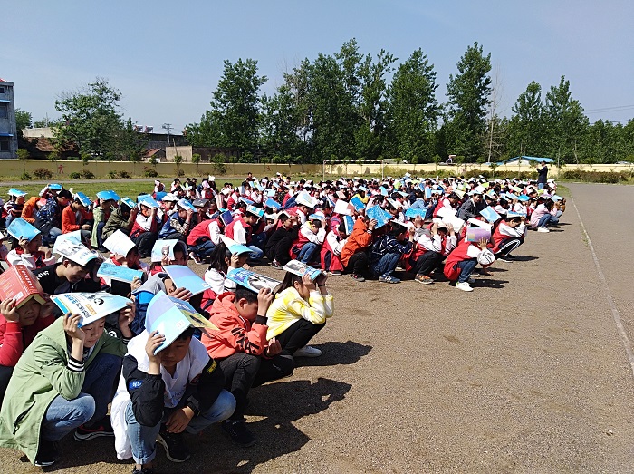 城岗中学组织地震避险和疏散演练活动_校园之窗_新沂