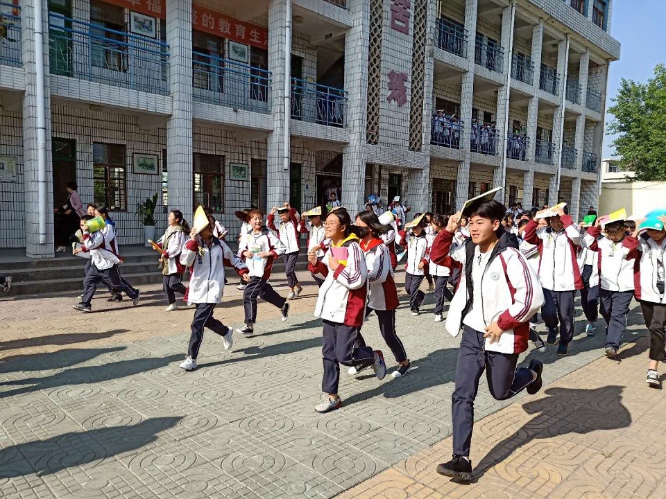 新沂市高级中学组织地震应急疏散演练