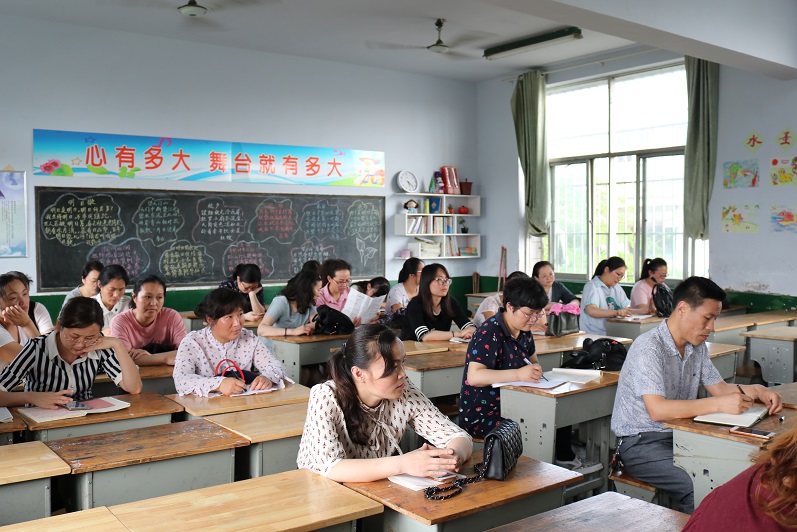 春华小学分组召开期中质量分析会