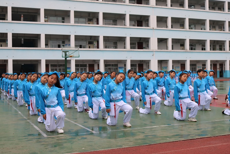 春华小学举办2018田径运动会暨特色操比赛