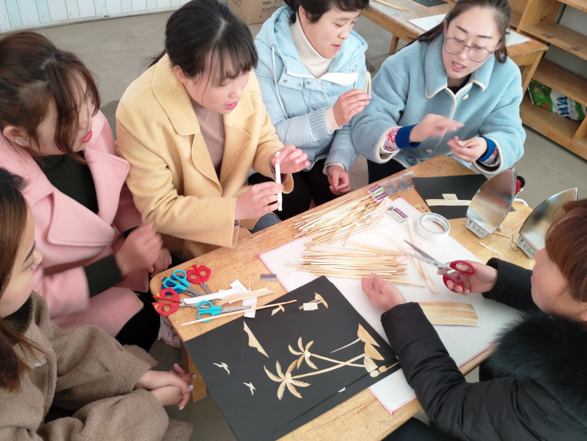 堰头幼儿园学习麦秆画制作活动报道