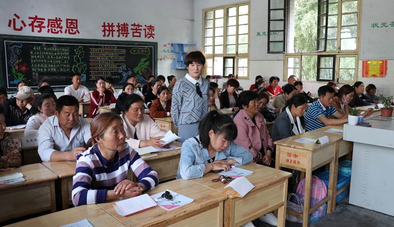 窑湾中学召开家长会