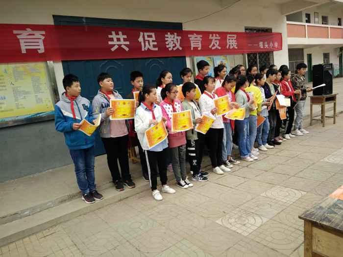 堰头小学召开六年级学生家长会