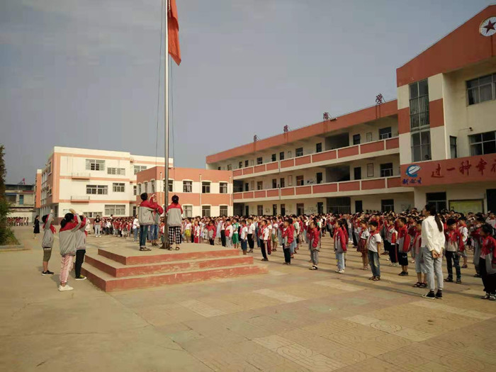 堰头 小学举行新学年第一次升旗仪式