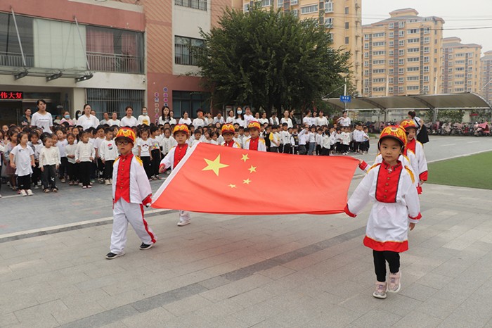 "最美逆行者"刘书来医生来到了现场,以"爱国和奉献"为主题,为全体师生