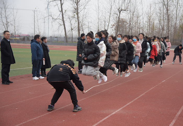 让我们与绳儿一起飞――合沟中学举行跳长绳比赛