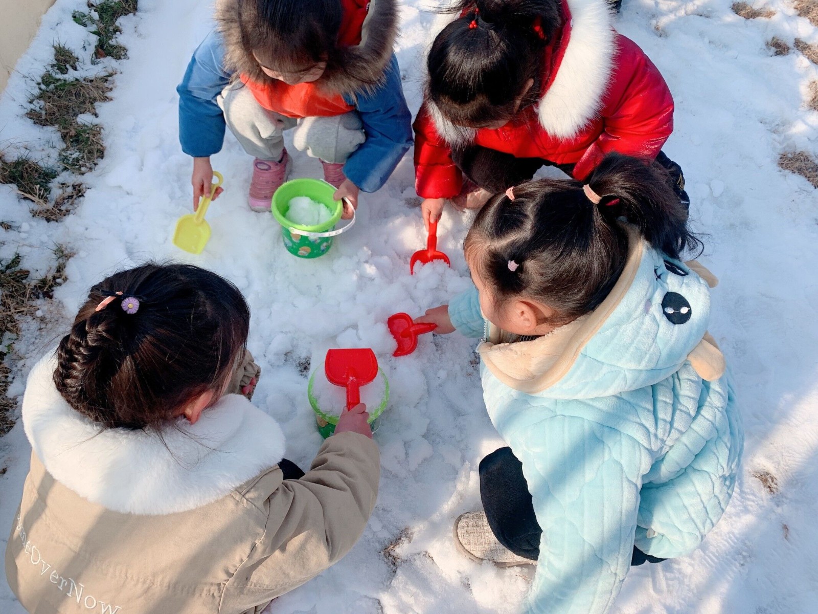 美丽的白人婴儿玩玩具在彩色的游戏室。在幼儿园快乐和好玩。照片摄影图片_ID:354363376-Veer图库