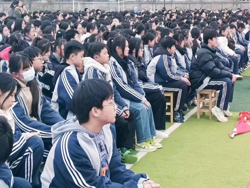 学生认真倾听.jpg