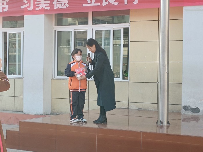 校长赠书.jpg