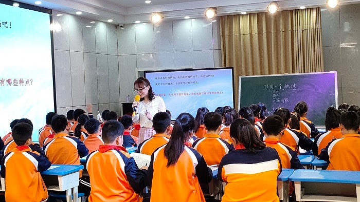 邵侠老师上课.jpg