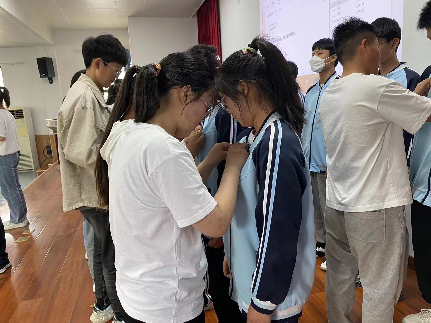 佩戴团徽.jpg