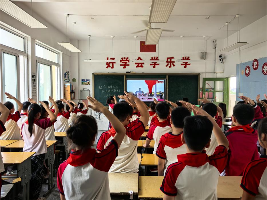 高流镇中心小学组织观看阅兵仪式 (2).jpg