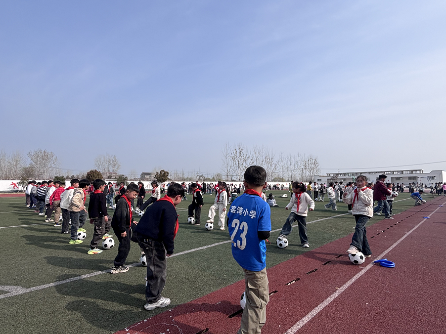 报道足球课间.png