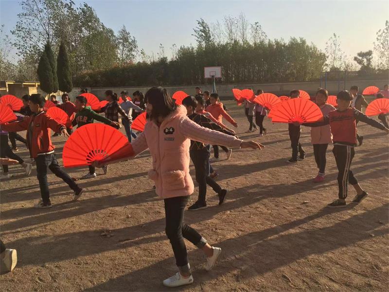 “中国红”舞动校园 ——沟埃小学开展阳光体育活动