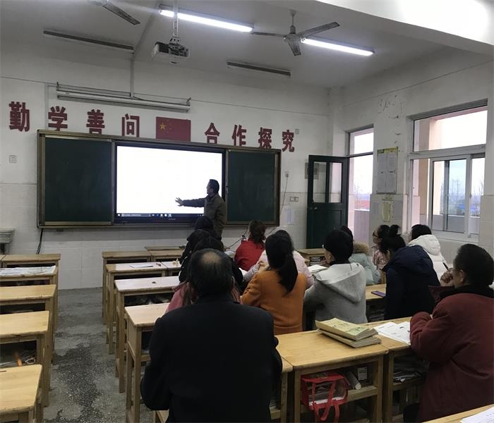 新安南陈小学召开期中考试质量分析研讨会