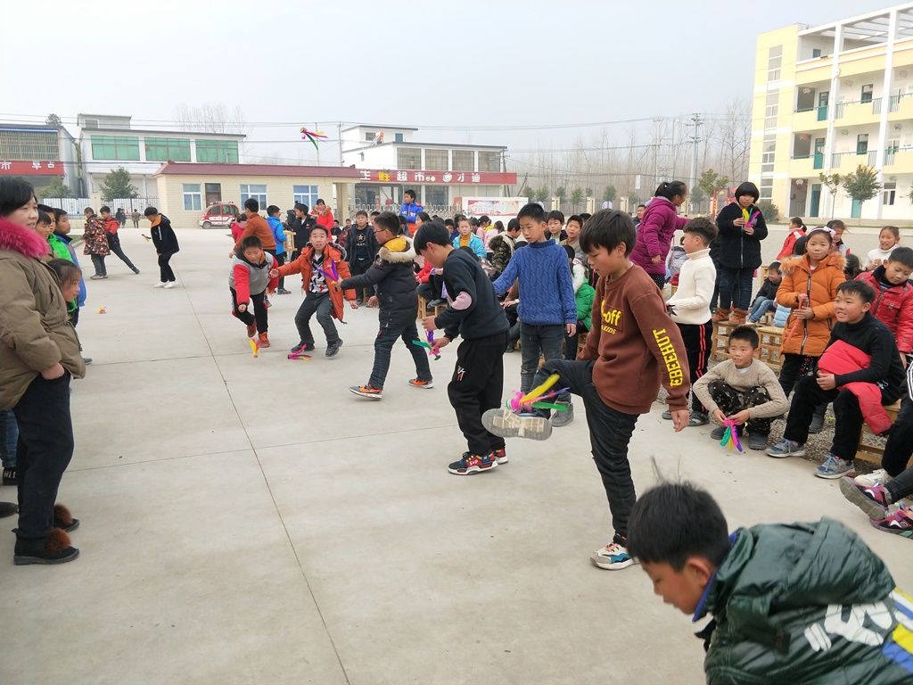 运动快乐 快乐运动  ---------墨河马港小学举行师生踢毽子跳绳比赛