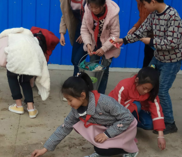 西洪小学举行“小手拉大手”社区扫除活动