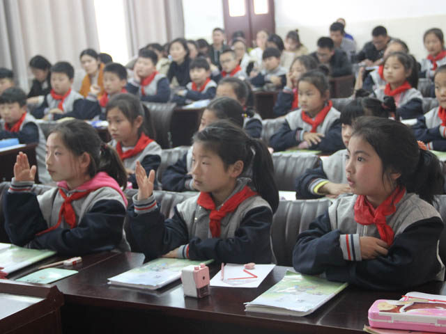 桥口小学打造“实效课堂”      ——暨与合沟小学开展学区联盟教学研讨活动