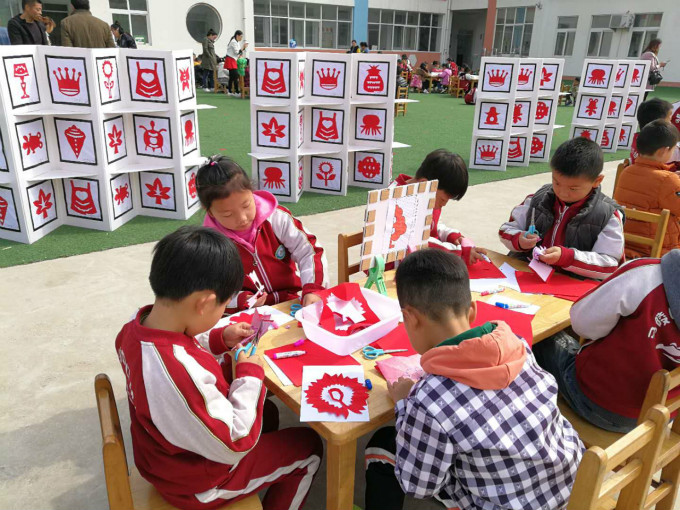 动手又动脑    心灵手又巧      ---马陵山镇中心幼儿园首届剪纸艺术节活动报道