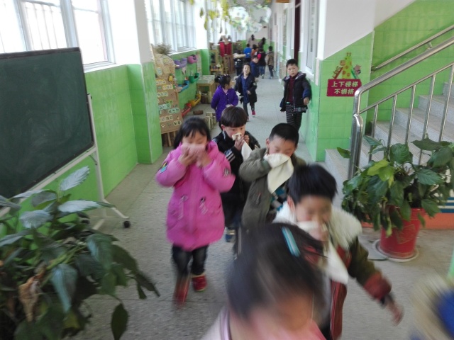 瓦窑镇第二幼儿园开展“消防疏散演习”活动
