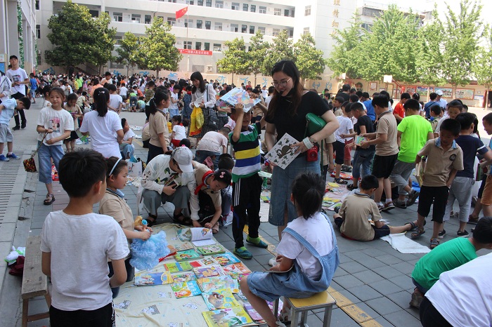 跳蚤书市乐融融 浓浓书香飘校园——“好书大家读”城西小学第三届跳蚤书市纪实