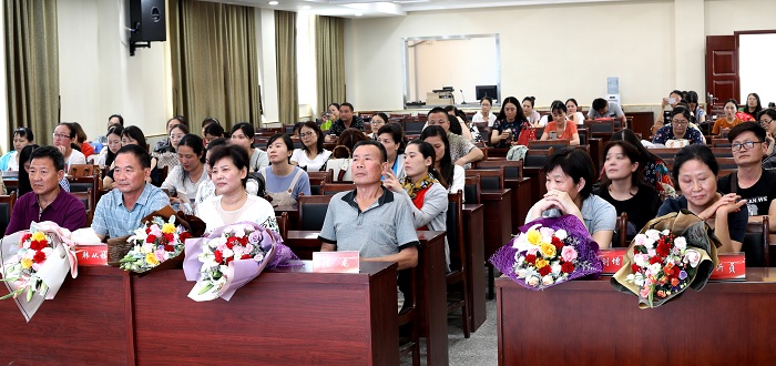 美丽城西  感恩有你  ——城西小学开展退休教师欢送会