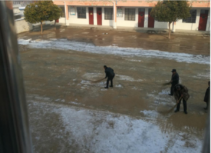 黄墩小学及时清扫校园积雪，还孩子一个安全的活动空间