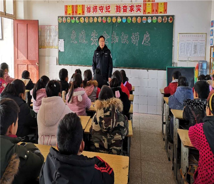 嶂苍小学邀请市交警二中队来校给学生做假期交通安全讲座