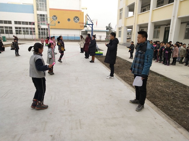 让我们一起快乐跳起来 ——城西小学北校区举行冬季跳绳比赛