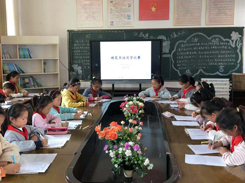 阿湖镇鸣九小学举行小学生写字比赛活动
