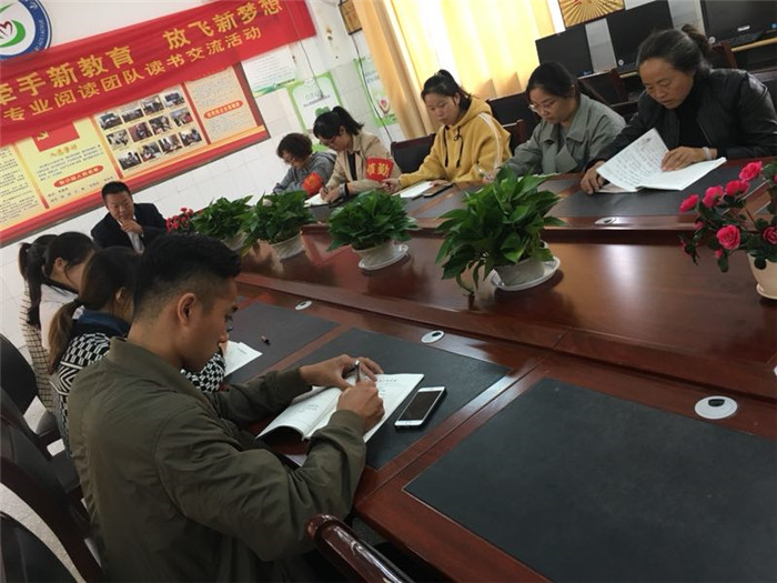 瓦窑镇双庙小学召开六年级教师会议