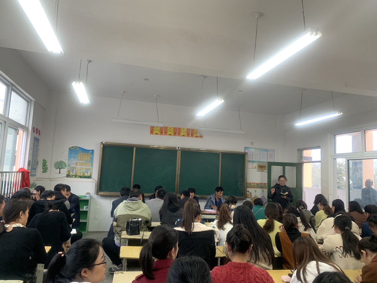 合沟中心小学举行全体教师会议