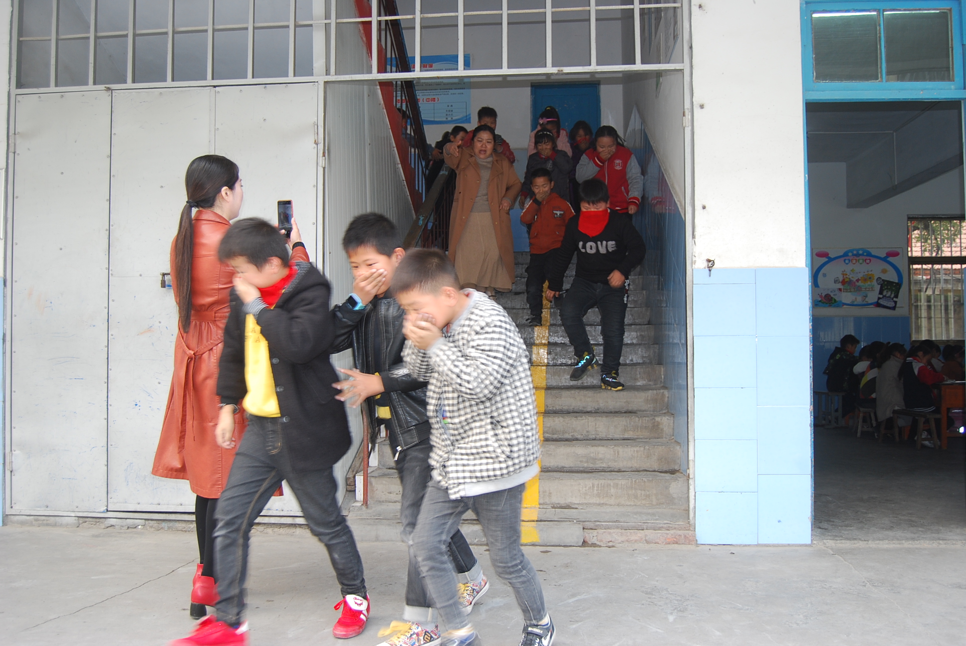 消防演练，防范于未然  --- 新沂市马陵山镇中心小学举行消防应急演练活动