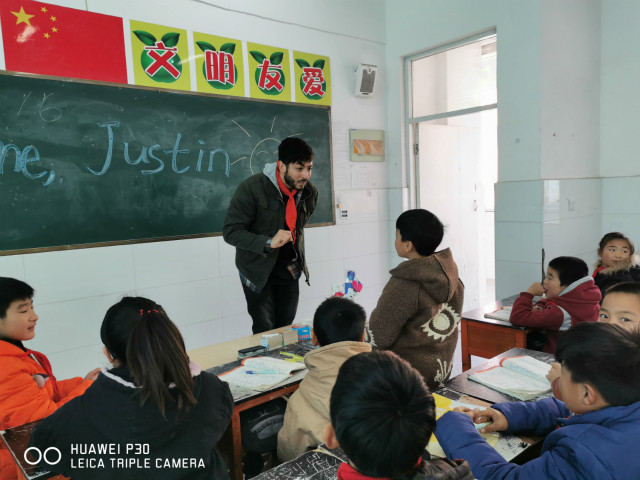 外教进校园 感受新风采  --宜格思外籍教师Justin到访棋盘镇城岗小学