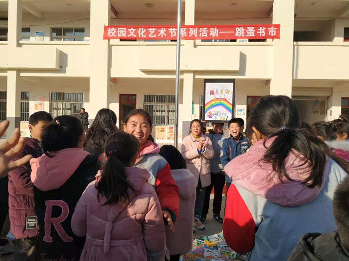 沐浴书香 快乐成长——新安嶂苍小学举行书香节系列活动之跳蚤书市