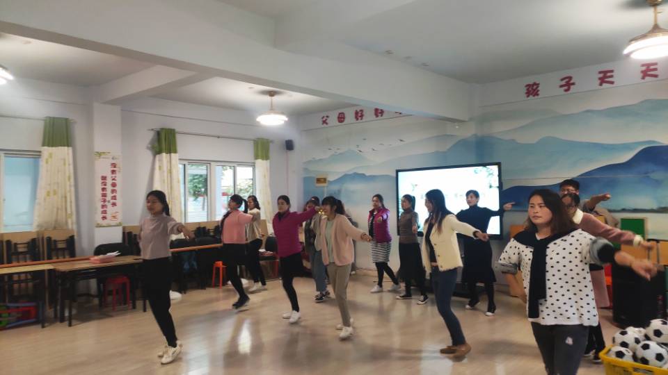 瓦窑镇中心幼儿园组织教师操排练活动
