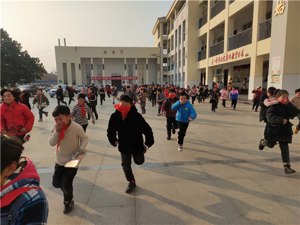 瓦窑镇中心小学举行突发性应急疏散演练