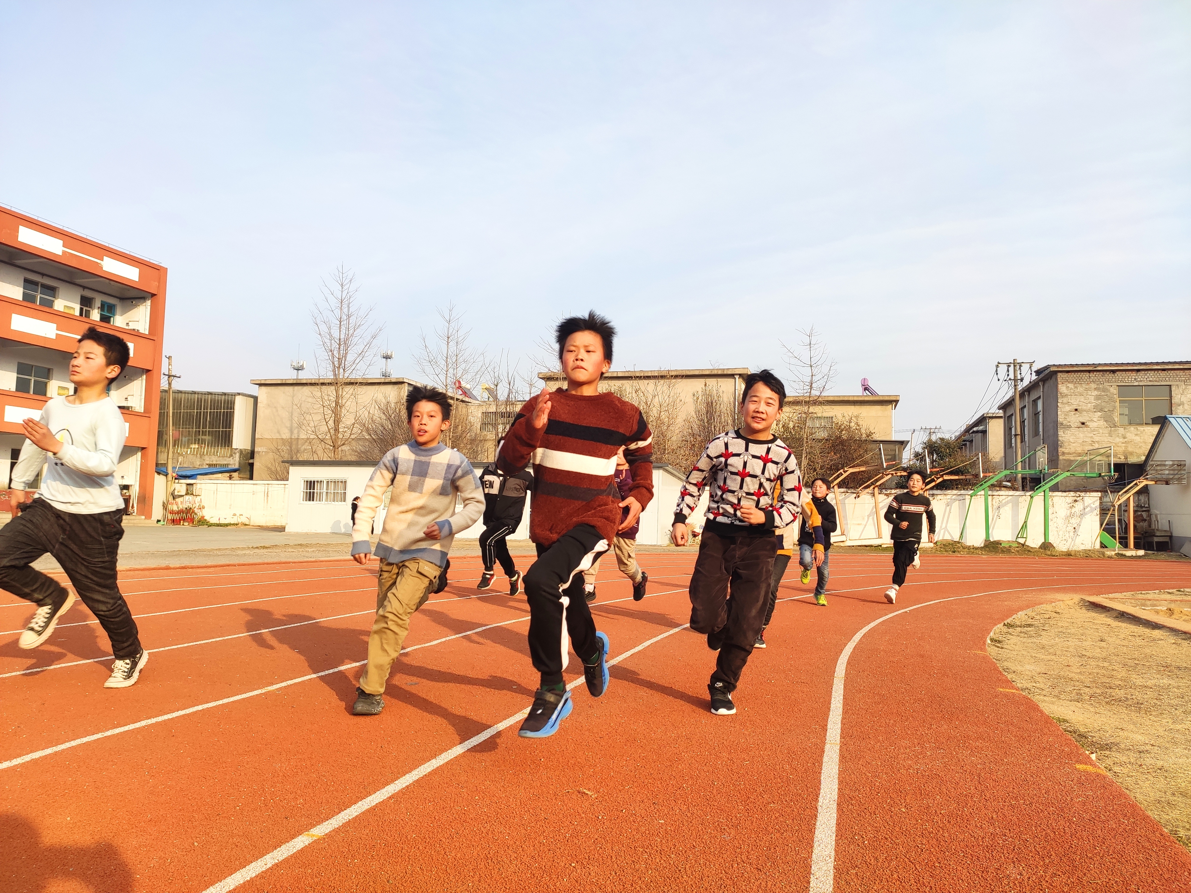 唐店中心小学举行“冬季三项”体育比赛