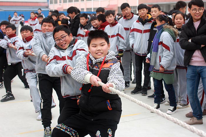 唐店中学举行冬季拔河比赛