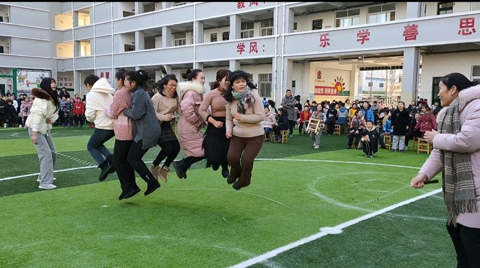 体育是跳动的音符 ----城西小学开展全体师生冬季跳绳比赛