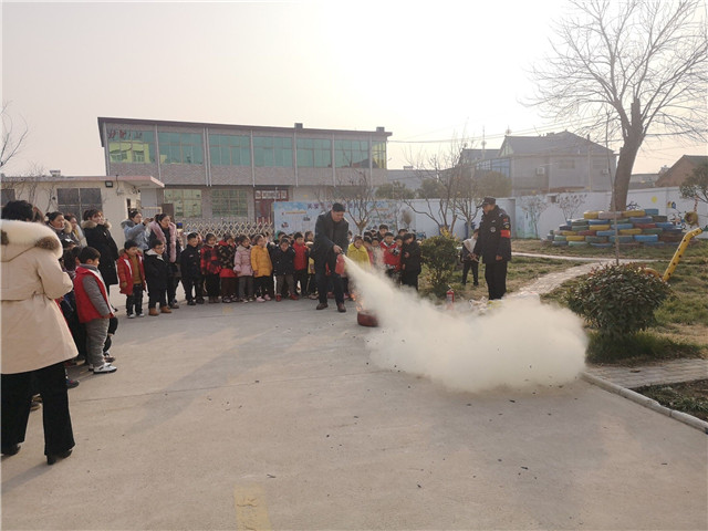 瓦窑镇第二幼儿园开展灭火器使用培训