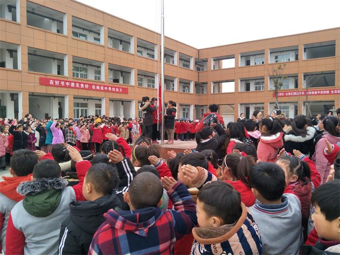 五星红旗迎风飘扬——付庄小学举行新学期的第一次升旗仪式