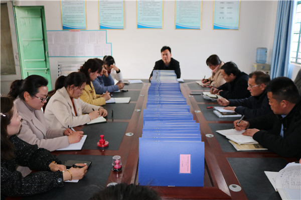 瓦窑镇中心小学 召开安全管理及食品卫生安全专题会议