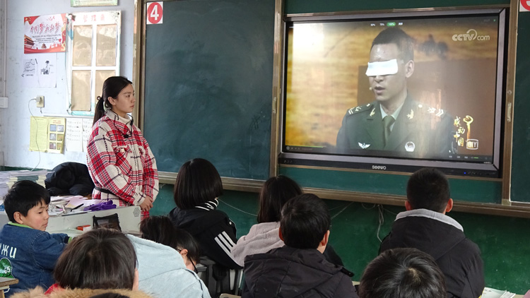 唐店中学组织学生收看“感动中国”2019人物盛典